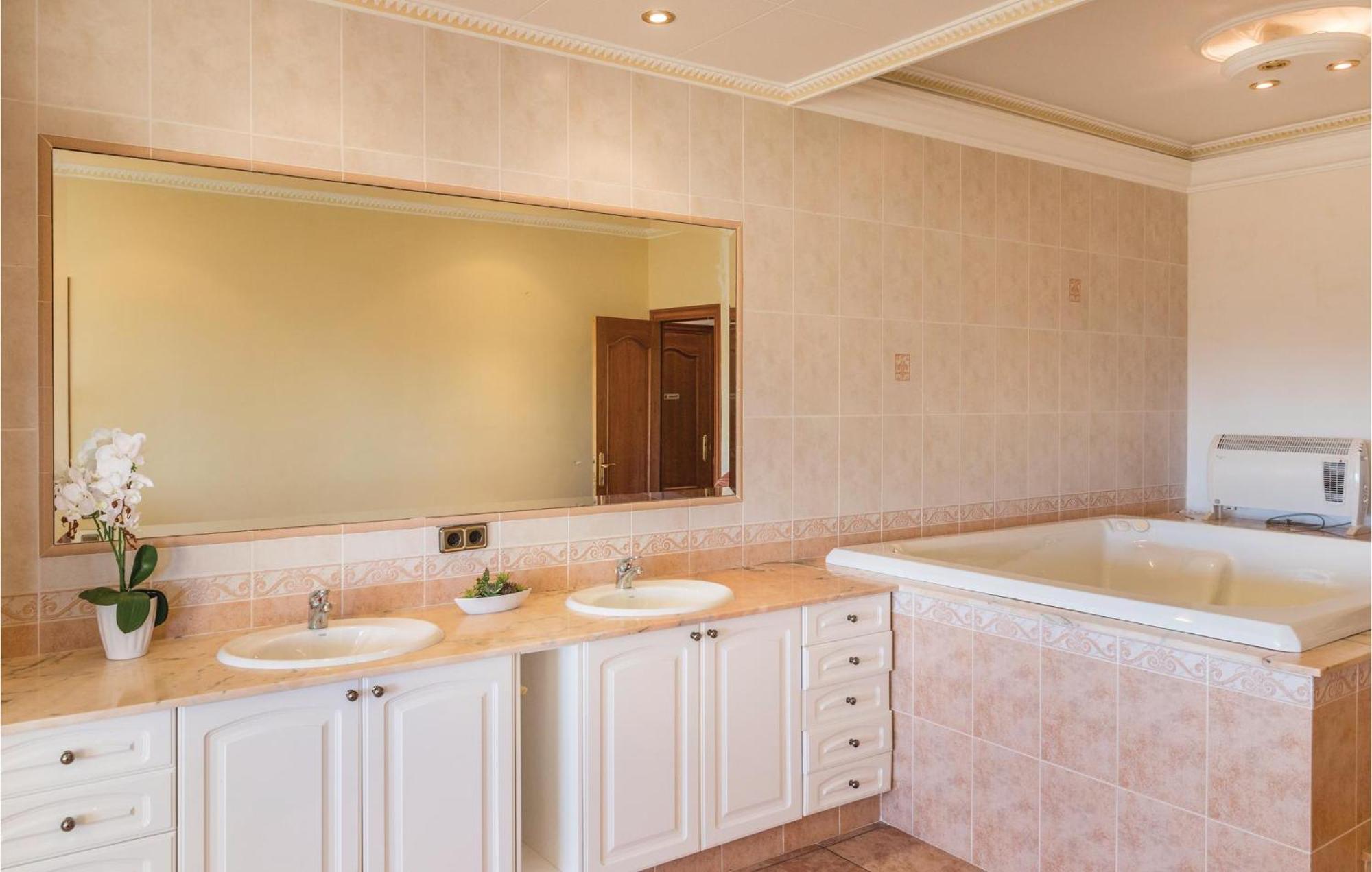 Awesome In With 6 Bedrooms, Outdoor Swimming Pool And Swimming Pool Hébergement de vacances