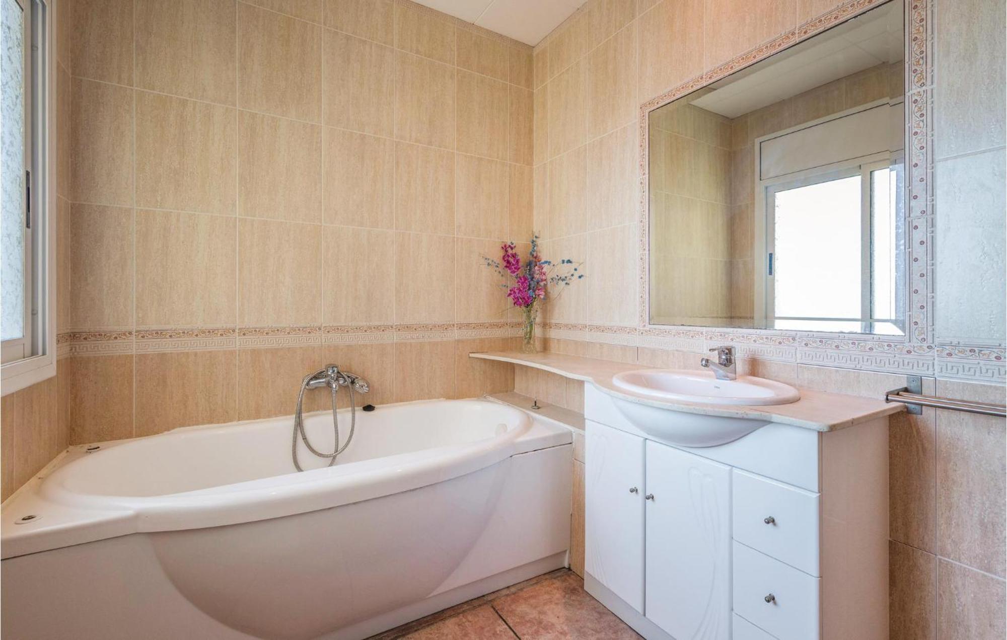 Awesome In With 6 Bedrooms, Outdoor Swimming Pool And Swimming Pool Hébergement de vacances *