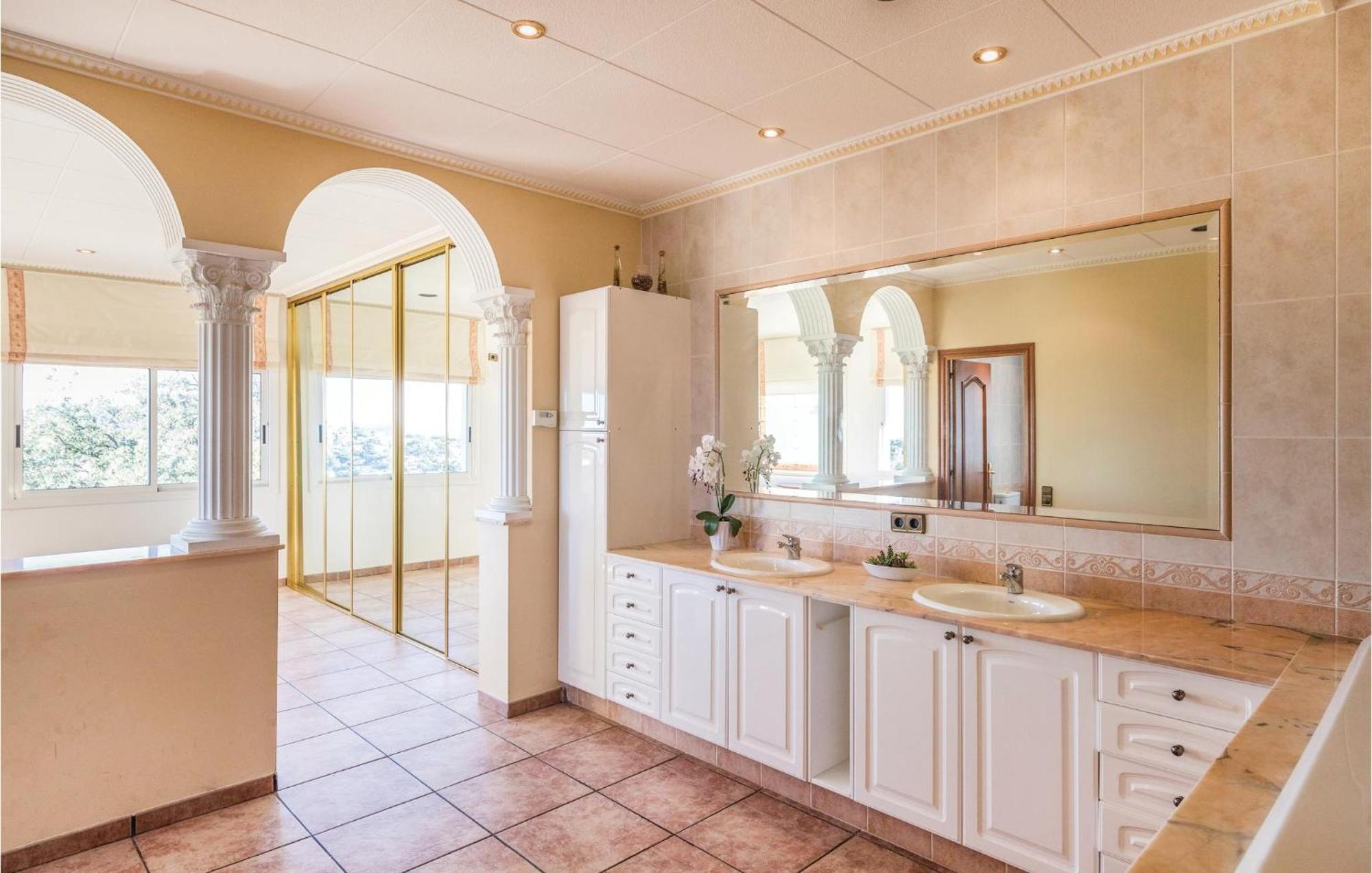 Hébergement de vacances Awesome In With 6 Bedrooms, Outdoor Swimming Pool And Swimming Pool *
