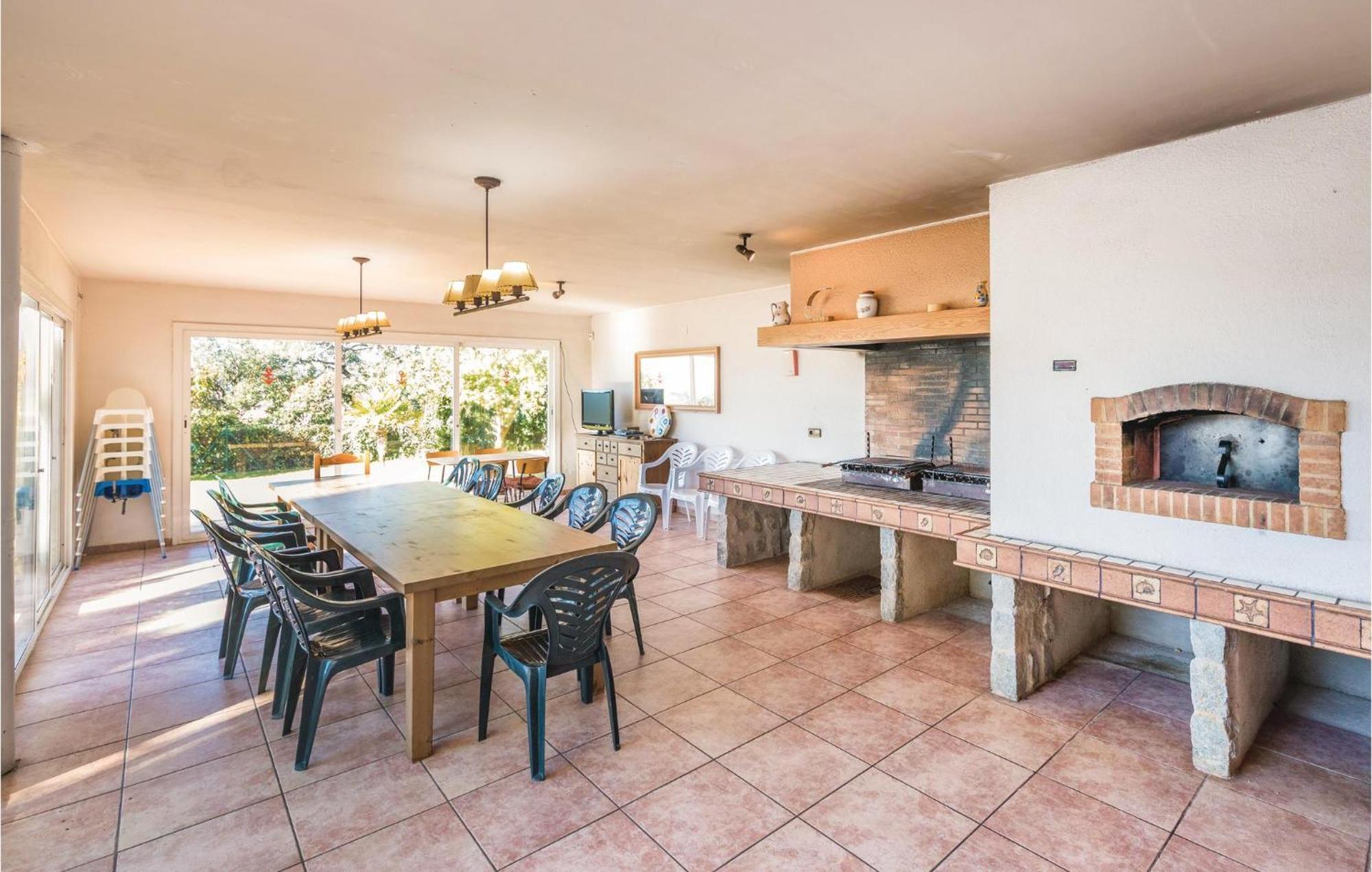 Awesome In With 6 Bedrooms, Outdoor Swimming Pool And Swimming Pool Hébergement de vacances