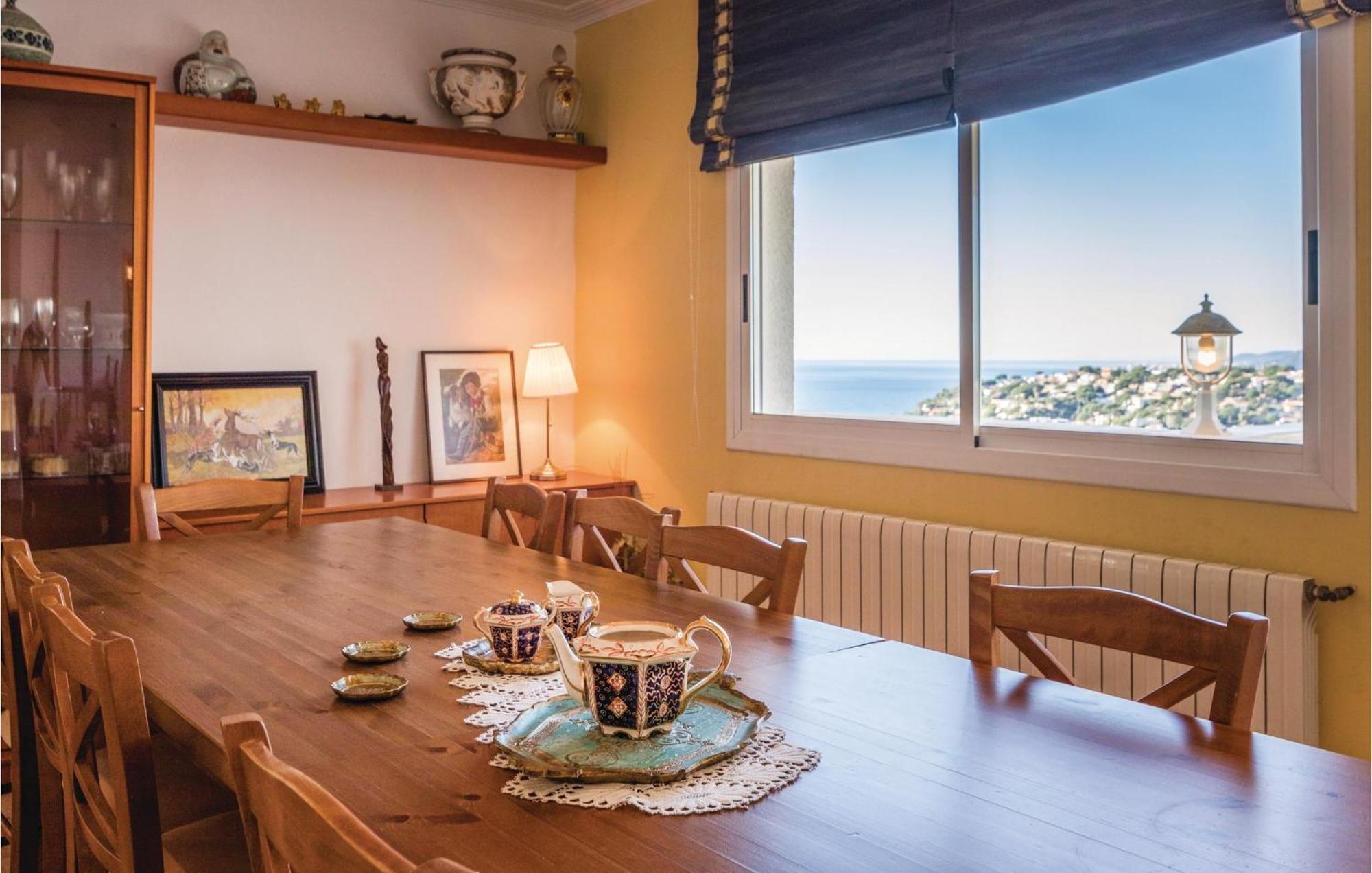 Hébergement de vacances Awesome In With 6 Bedrooms, Outdoor Swimming Pool And Swimming Pool