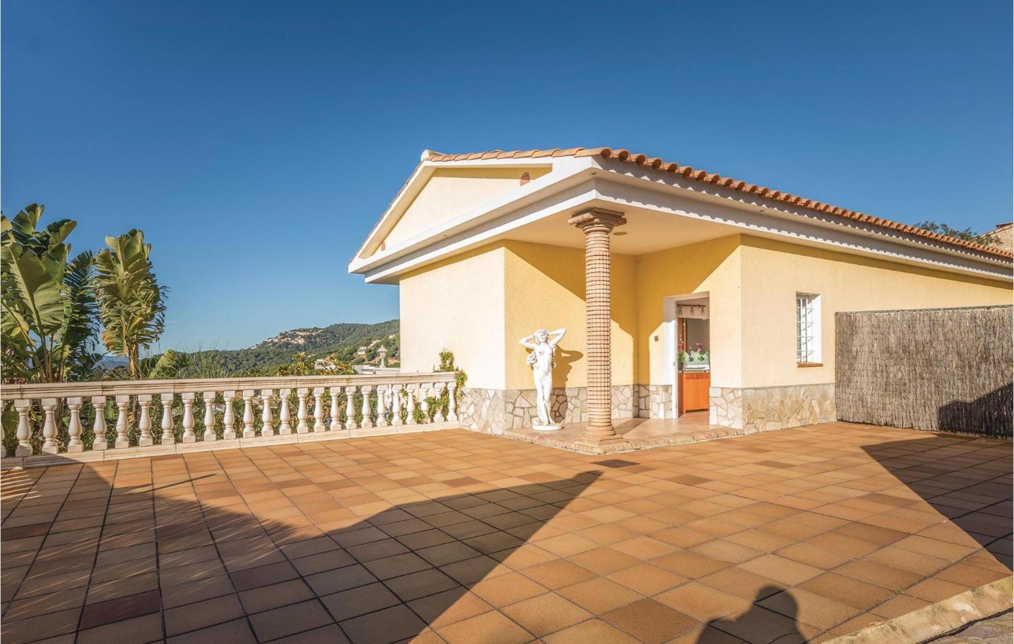 Awesome In With 6 Bedrooms, Outdoor Swimming Pool And Swimming Pool *
