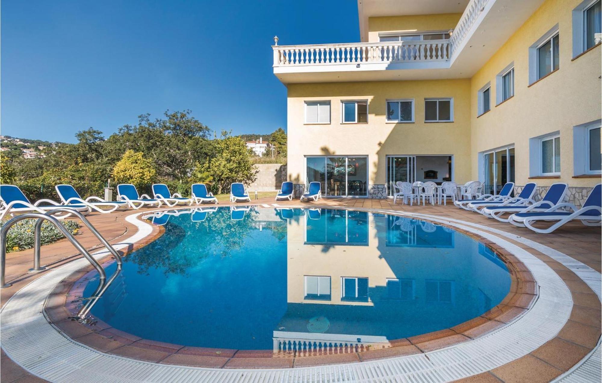 Awesome In With 6 Bedrooms, Outdoor Swimming Pool And Swimming Pool Hébergement de vacances *
