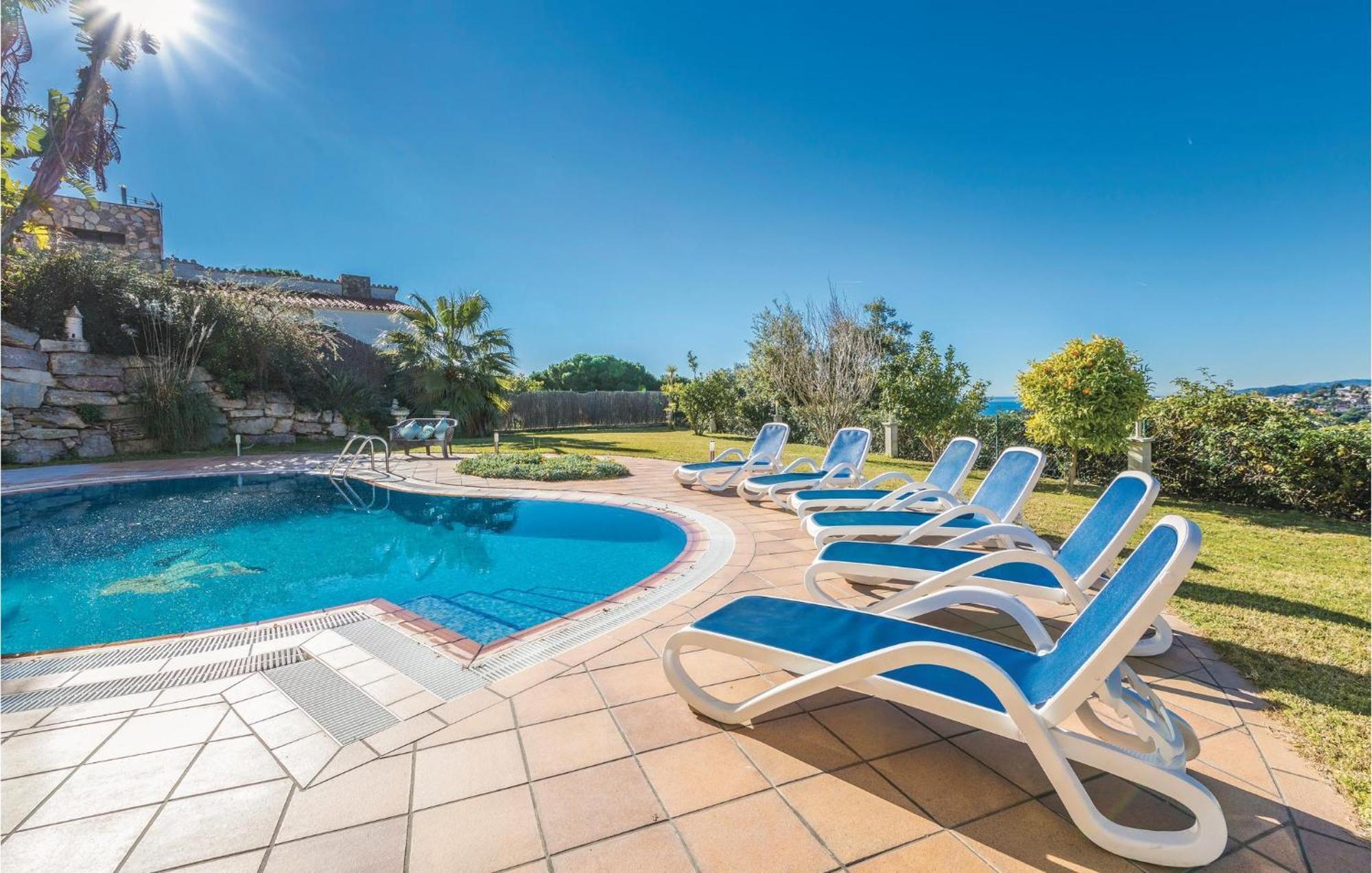 Hébergement de vacances Awesome In With 6 Bedrooms, Outdoor Swimming Pool And Swimming Pool *