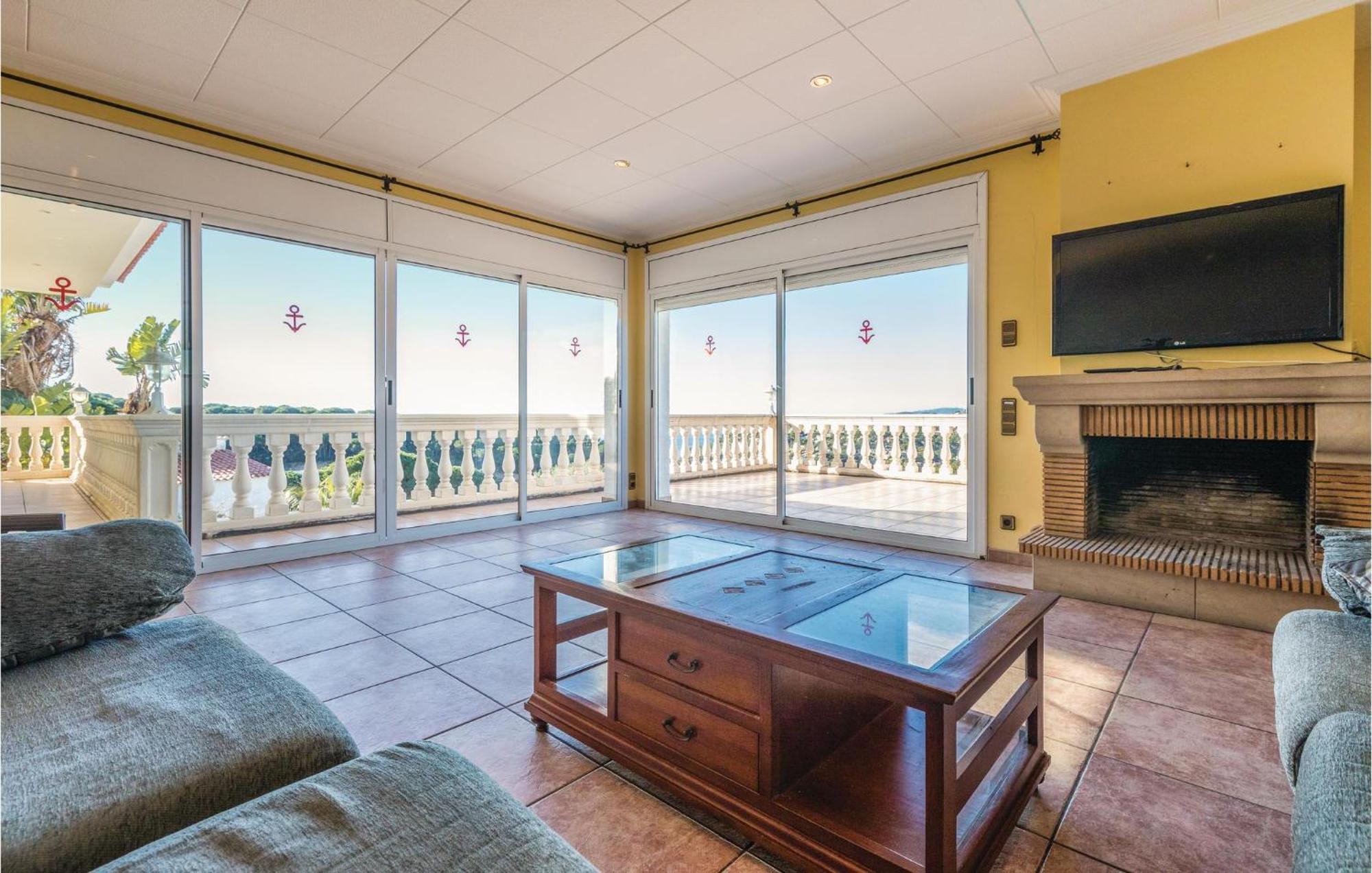 Hébergement de vacances Awesome In With 6 Bedrooms, Outdoor Swimming Pool And Swimming Pool Lloret de Mar