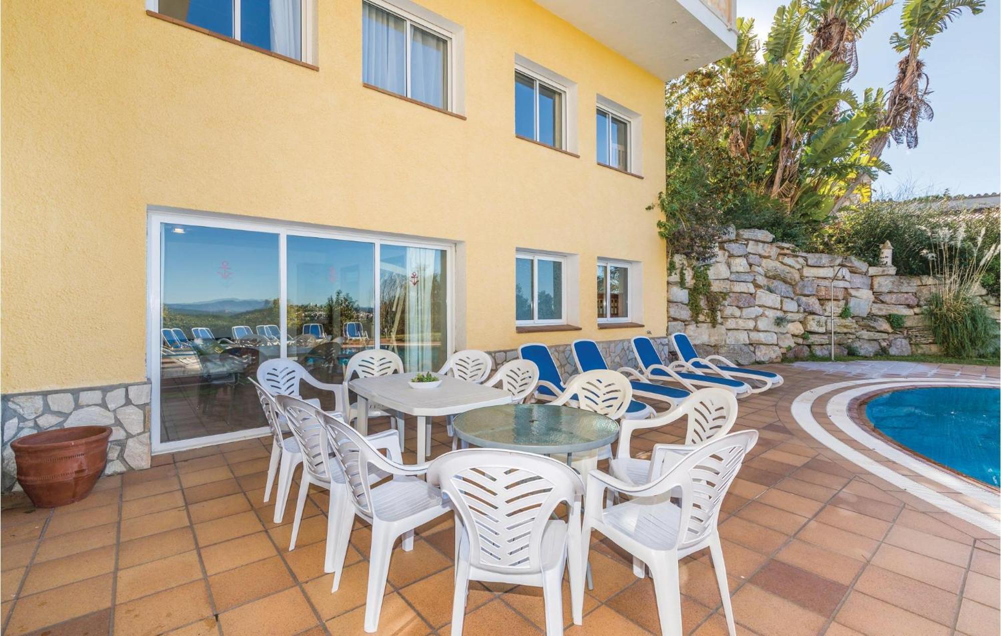 Awesome In With 6 Bedrooms, Outdoor Swimming Pool And Swimming Pool