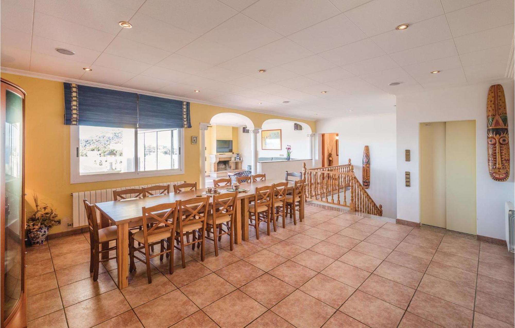 Six-bedroom In