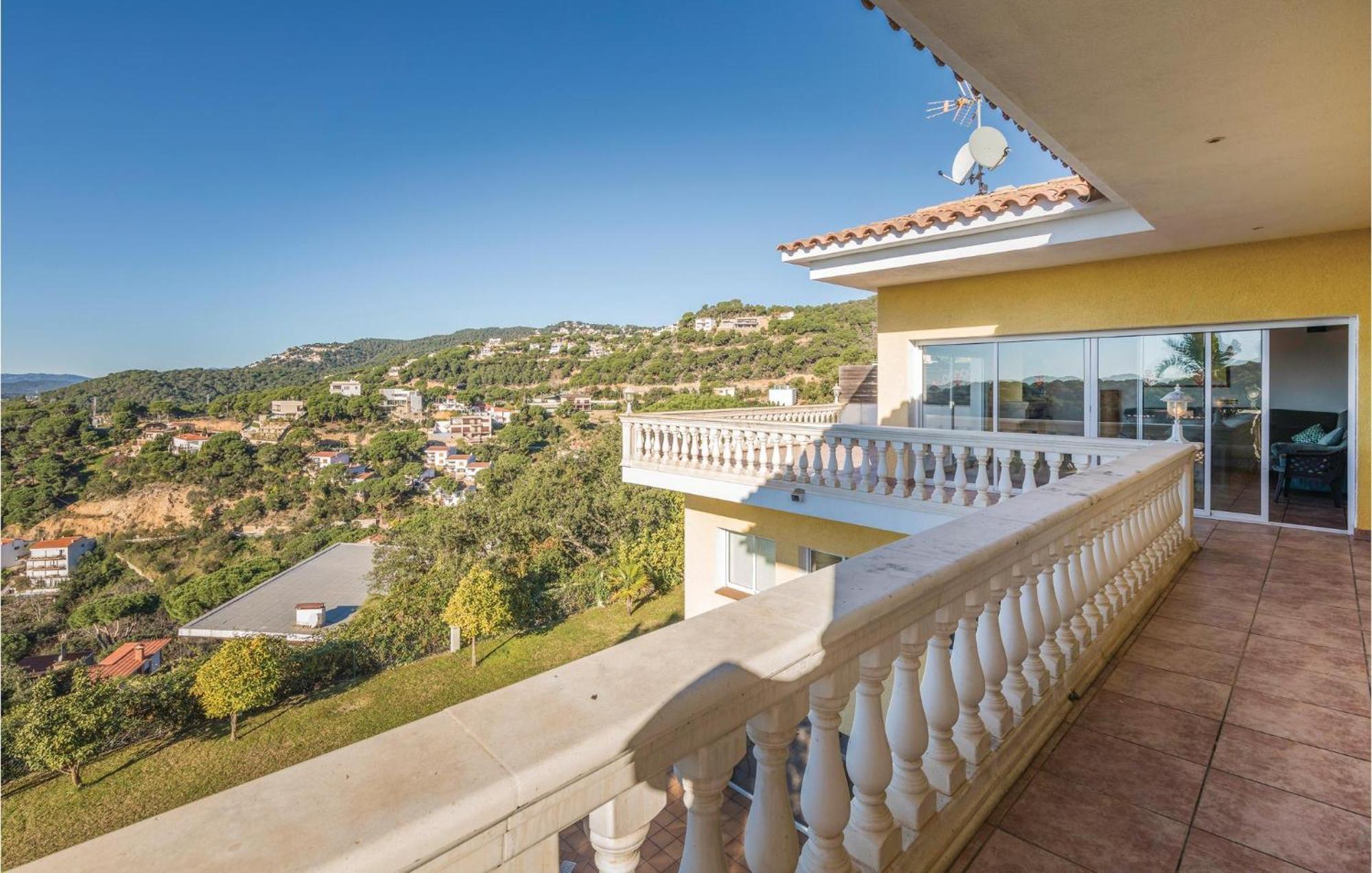 Six-bedroom In